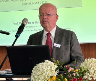 Prof. Dr. Keller, Vorsitzender des Vereins, während der Moderation